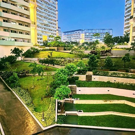 Acellyne'S Suites At The Residences At Commonwealth By Century Quezon City Esterno foto