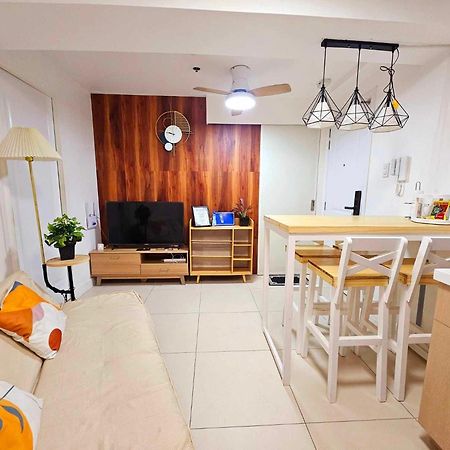 Acellyne'S Suites At The Residences At Commonwealth By Century Quezon City Esterno foto
