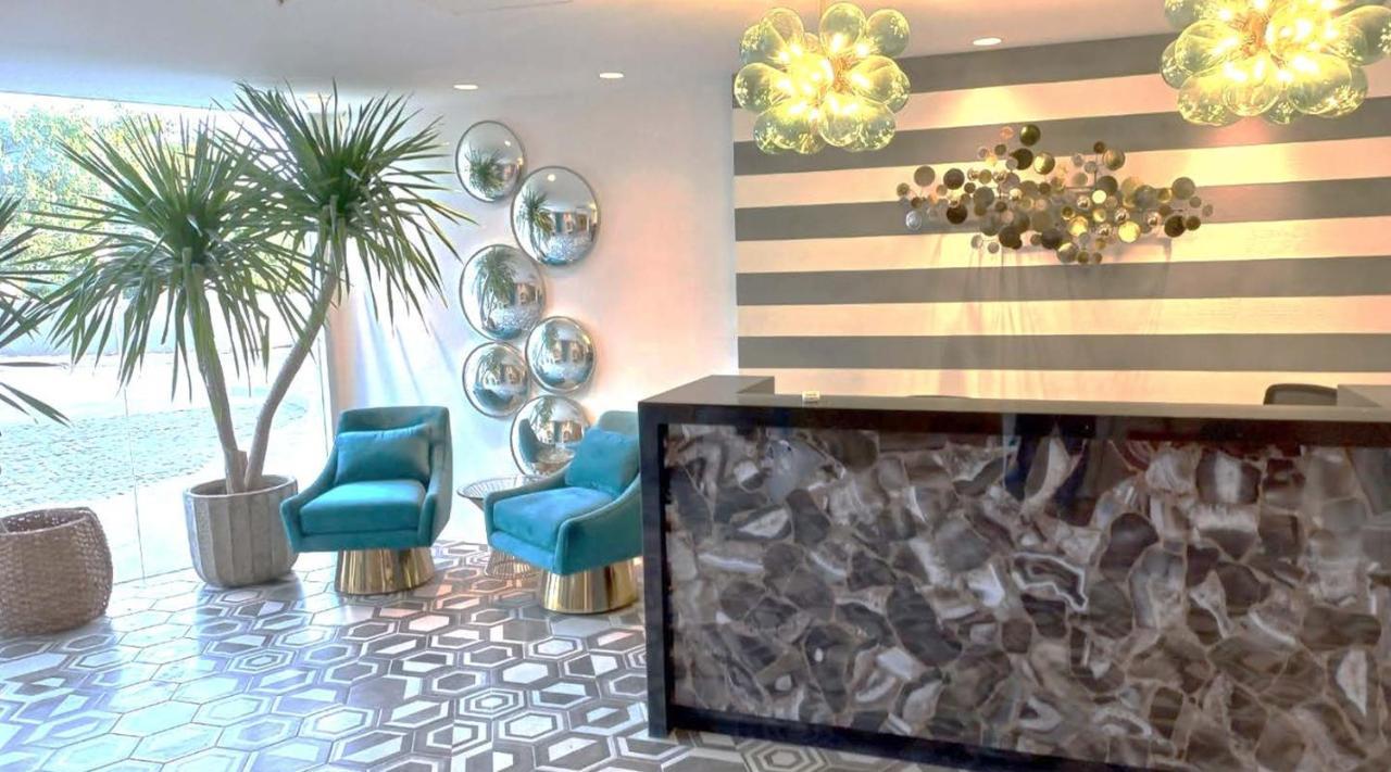 Acellyne'S Suites At The Residences At Commonwealth By Century Quezon City Esterno foto