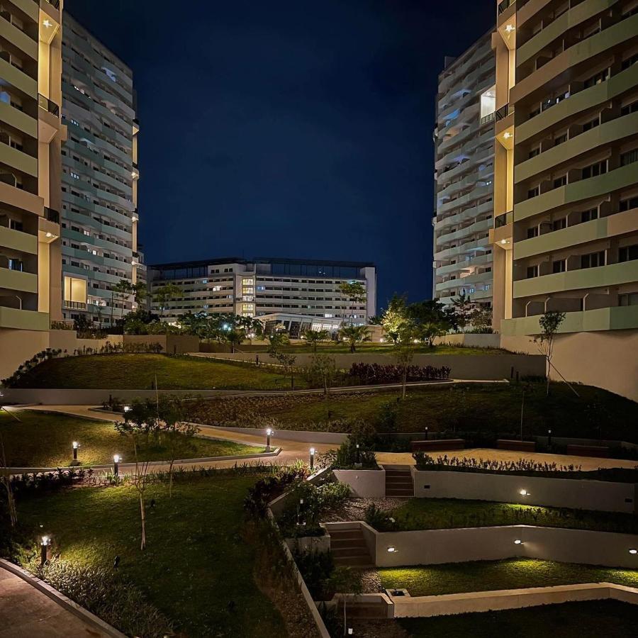 Acellyne'S Suites At The Residences At Commonwealth By Century Quezon City Esterno foto