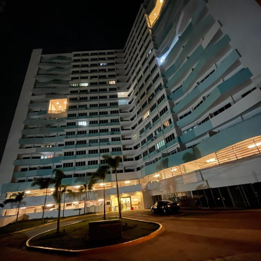 Acellyne'S Suites At The Residences At Commonwealth By Century Quezon City Esterno foto