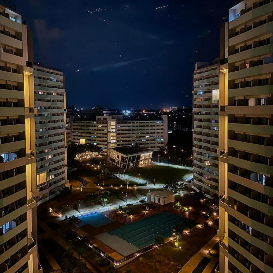 Acellyne'S Suites At The Residences At Commonwealth By Century Quezon City Esterno foto