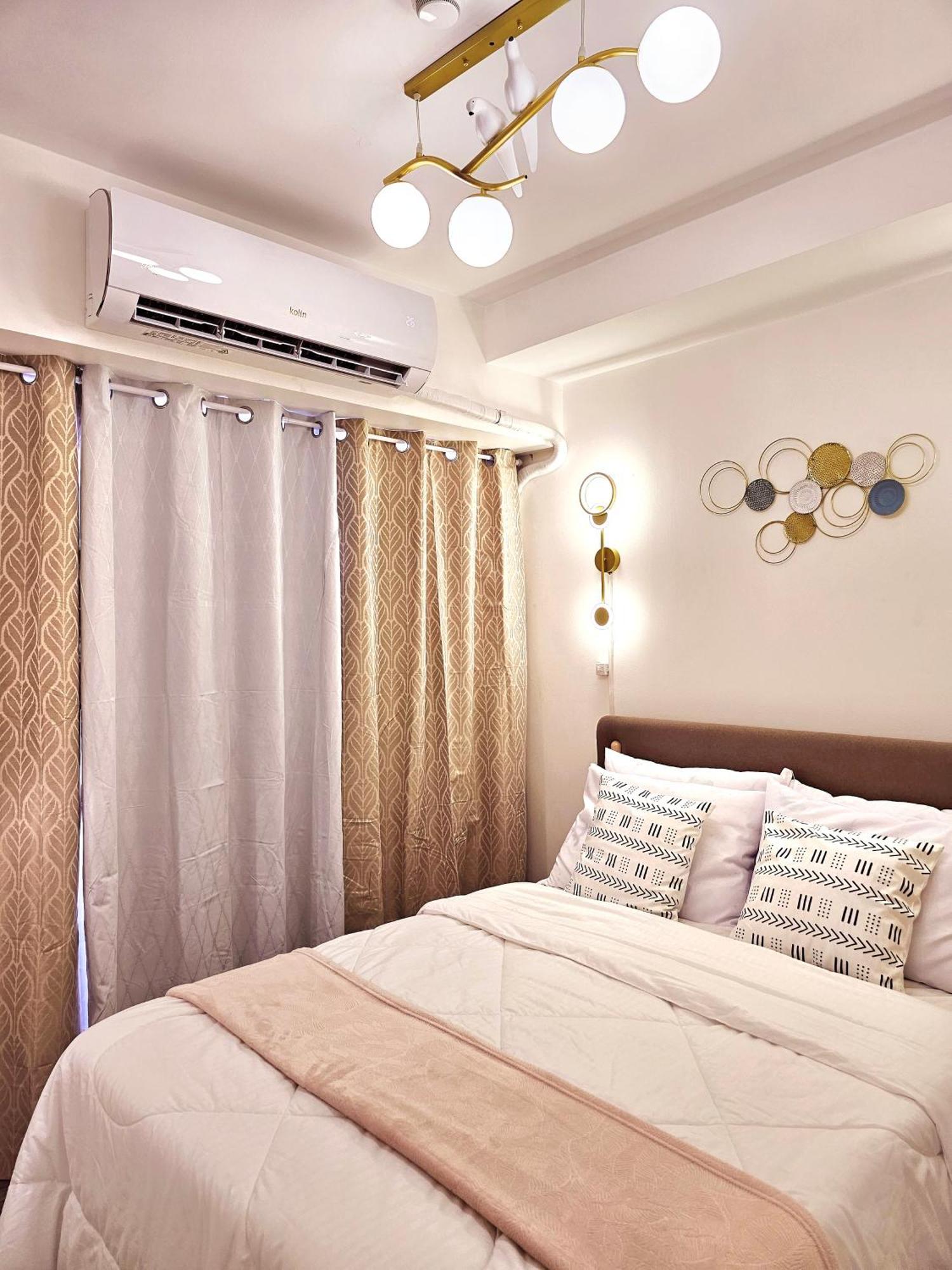 Acellyne'S Suites At The Residences At Commonwealth By Century Quezon City Esterno foto