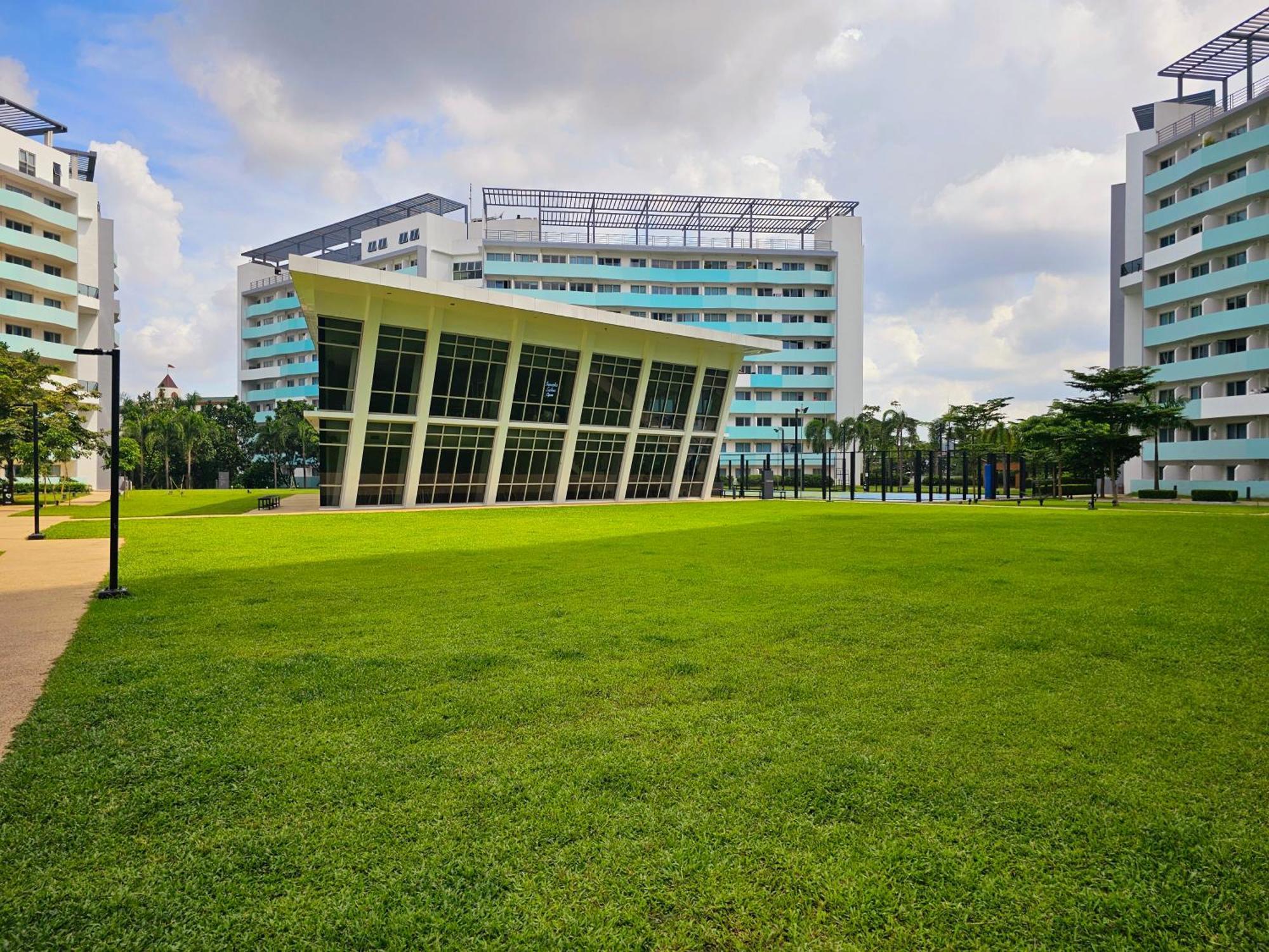 Acellyne'S Suites At The Residences At Commonwealth By Century Quezon City Esterno foto