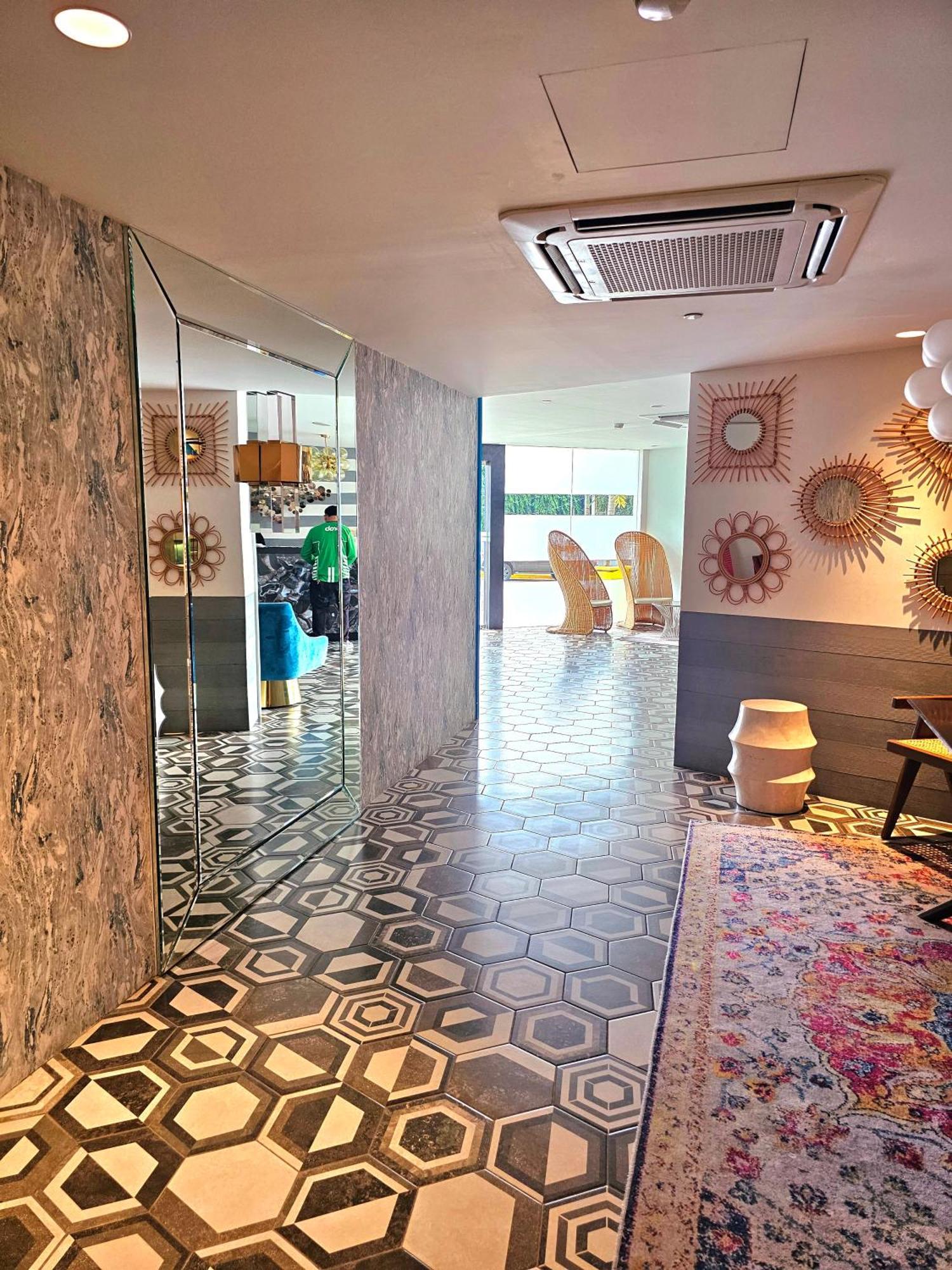 Acellyne'S Suites At The Residences At Commonwealth By Century Quezon City Esterno foto