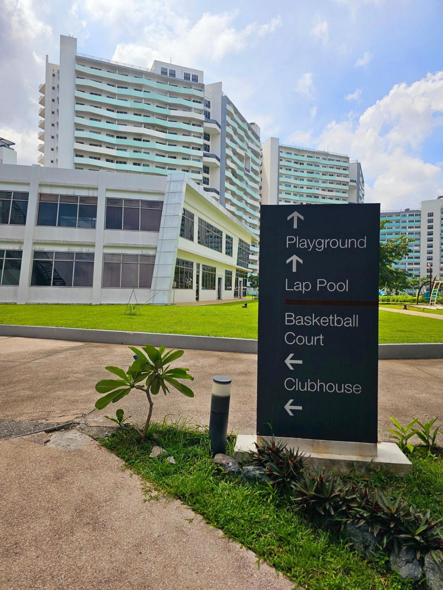 Acellyne'S Suites At The Residences At Commonwealth By Century Quezon City Esterno foto