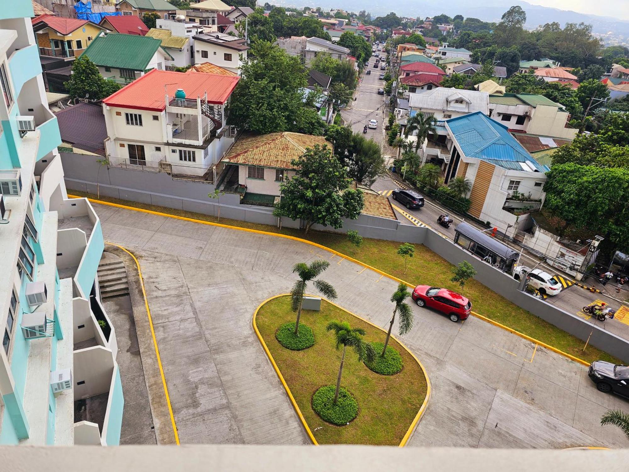 Acellyne'S Suites At The Residences At Commonwealth By Century Quezon City Esterno foto