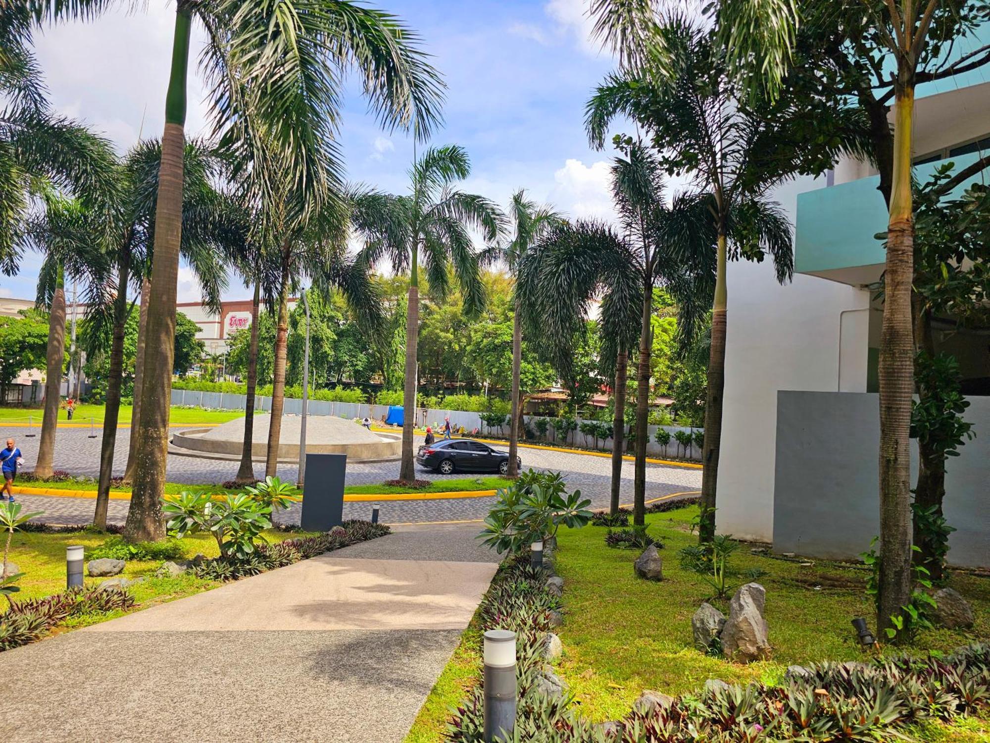 Acellyne'S Suites At The Residences At Commonwealth By Century Quezon City Esterno foto