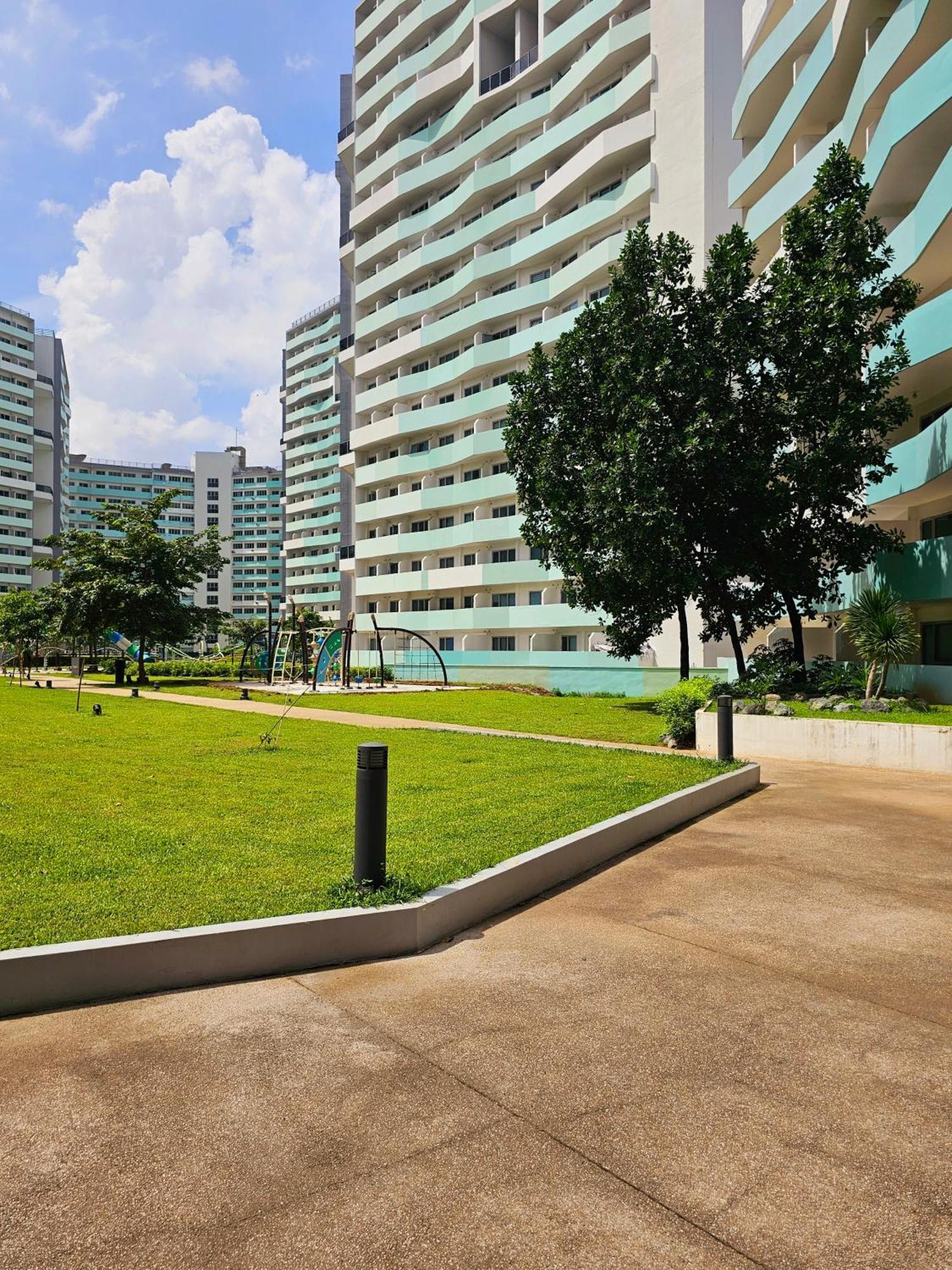 Acellyne'S Suites At The Residences At Commonwealth By Century Quezon City Esterno foto