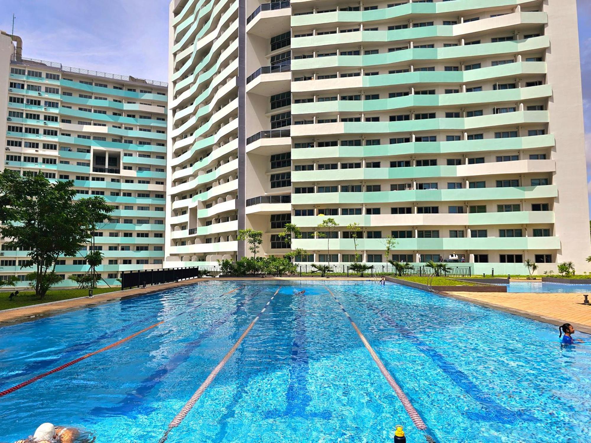 Acellyne'S Suites At The Residences At Commonwealth By Century Quezon City Esterno foto