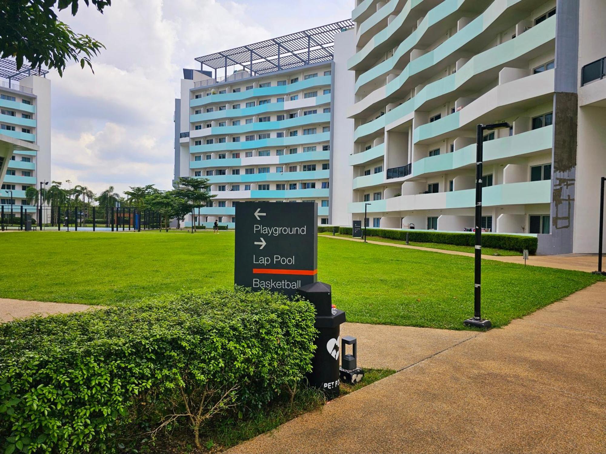 Acellyne'S Suites At The Residences At Commonwealth By Century Quezon City Esterno foto