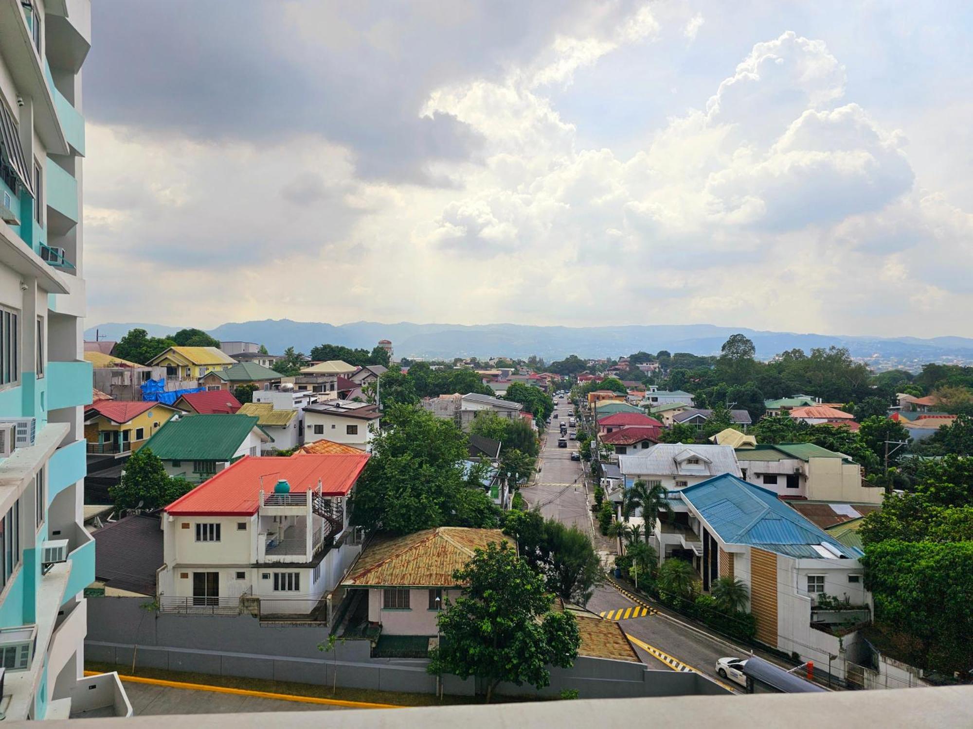 Acellyne'S Suites At The Residences At Commonwealth By Century Quezon City Esterno foto