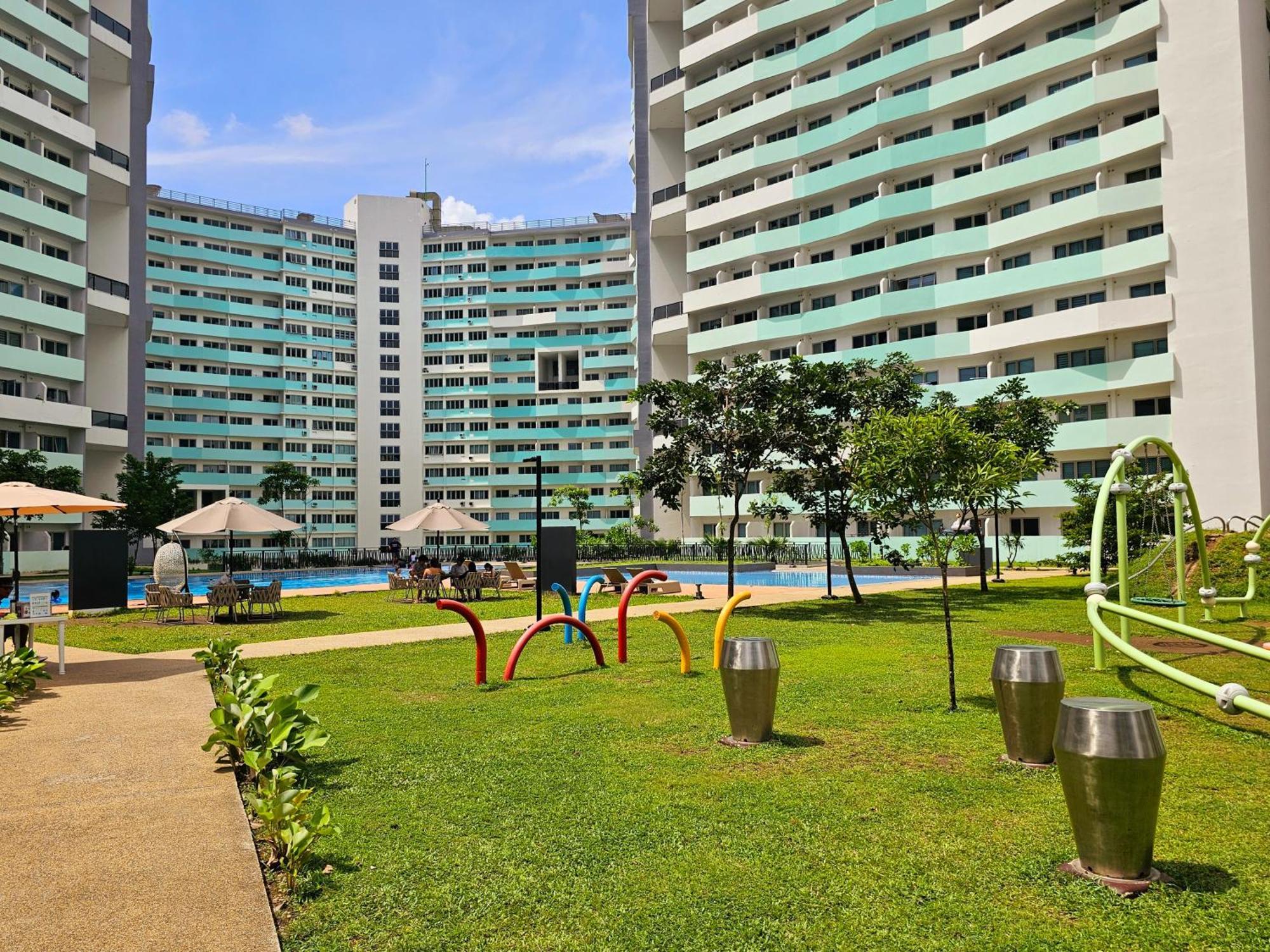 Acellyne'S Suites At The Residences At Commonwealth By Century Quezon City Esterno foto