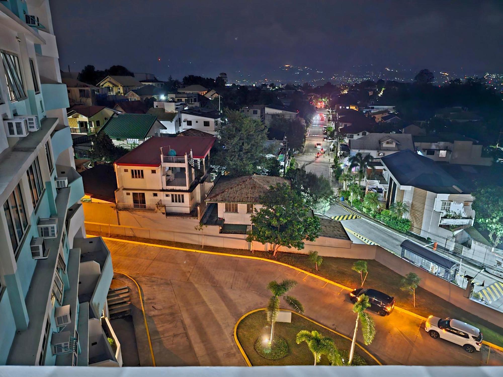 Acellyne'S Suites At The Residences At Commonwealth By Century Quezon City Esterno foto