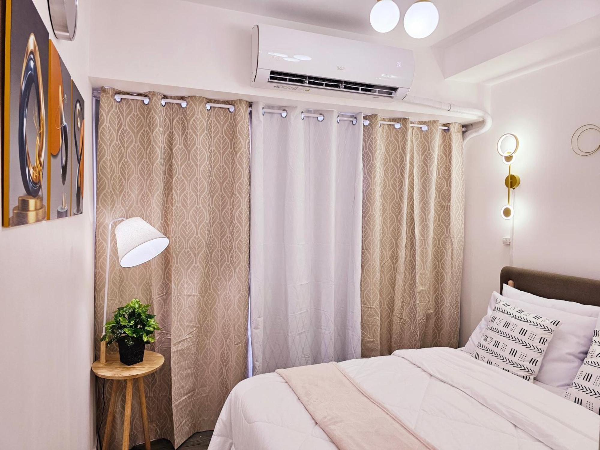 Acellyne'S Suites At The Residences At Commonwealth By Century Quezon City Esterno foto