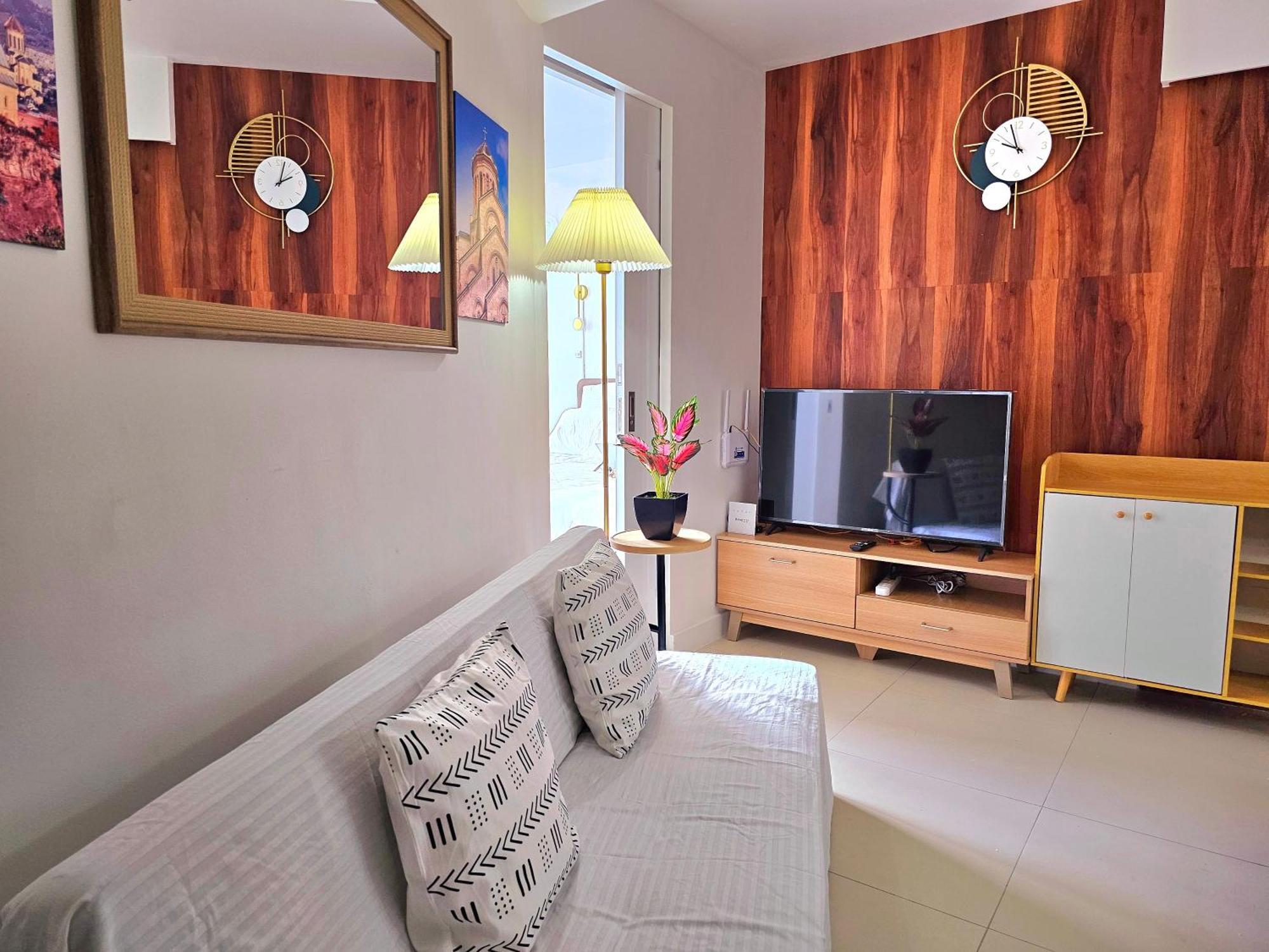 Acellyne'S Suites At The Residences At Commonwealth By Century Quezon City Esterno foto