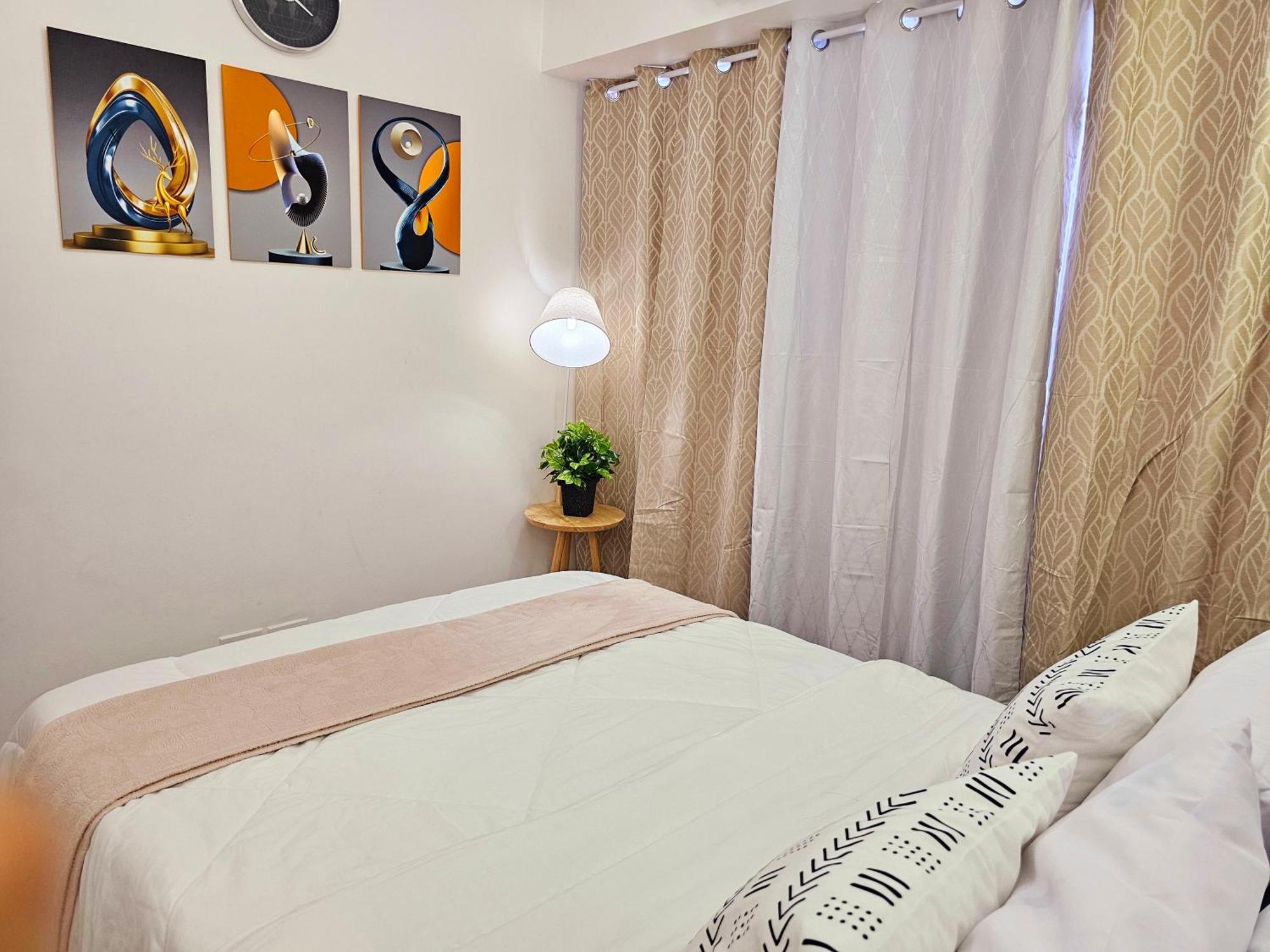 Acellyne'S Suites At The Residences At Commonwealth By Century Quezon City Esterno foto