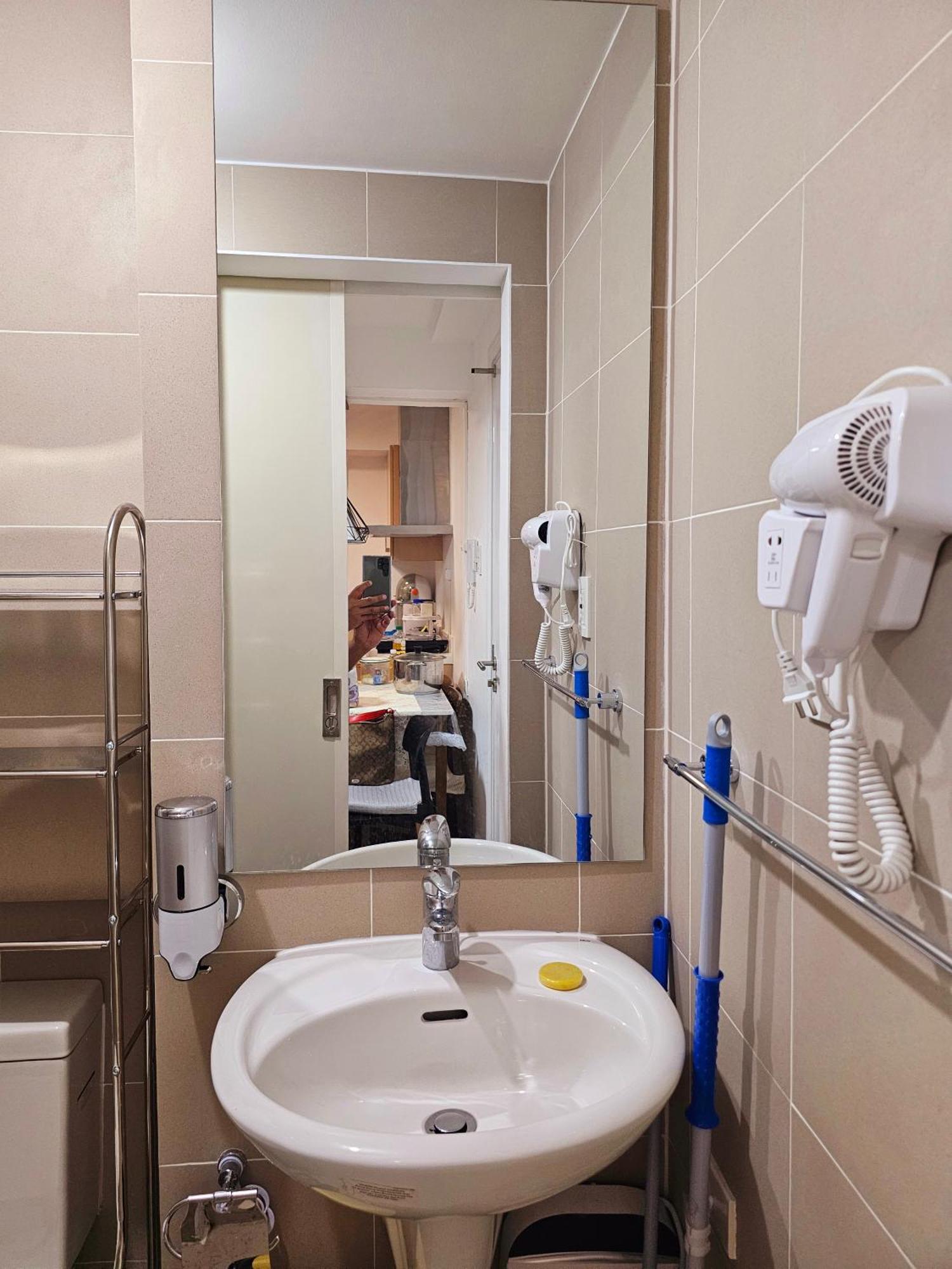 Acellyne'S Suites At The Residences At Commonwealth By Century Quezon City Esterno foto