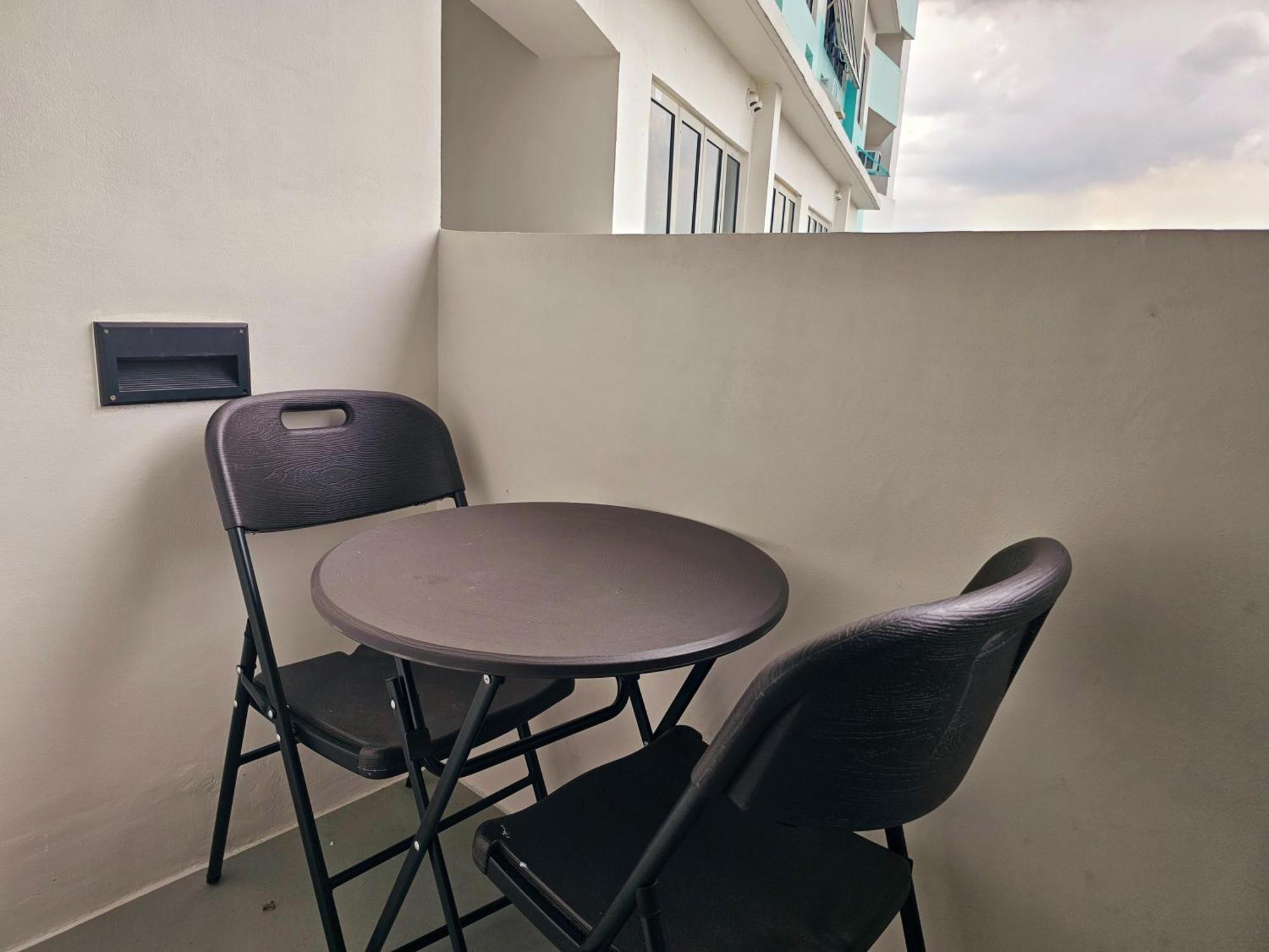 Acellyne'S Suites At The Residences At Commonwealth By Century Quezon City Esterno foto