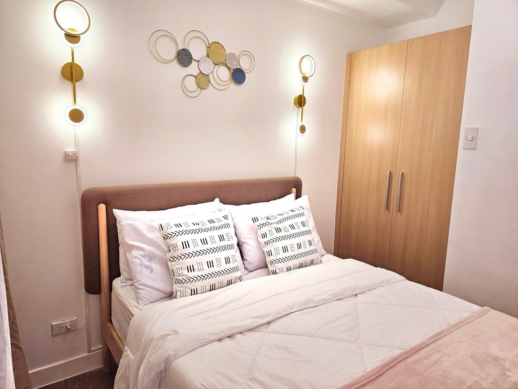 Acellyne'S Suites At The Residences At Commonwealth By Century Quezon City Esterno foto