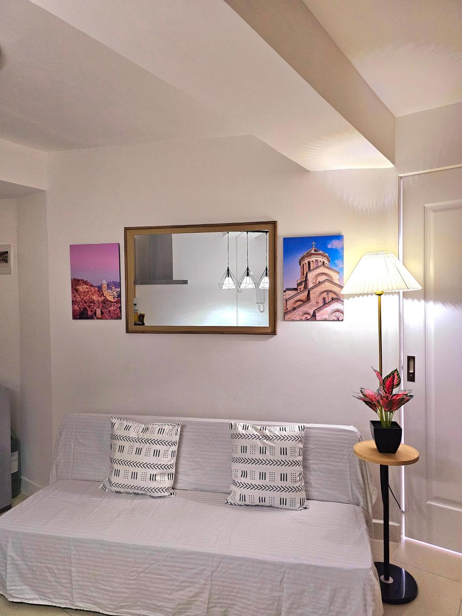 Acellyne'S Suites At The Residences At Commonwealth By Century Quezon City Esterno foto