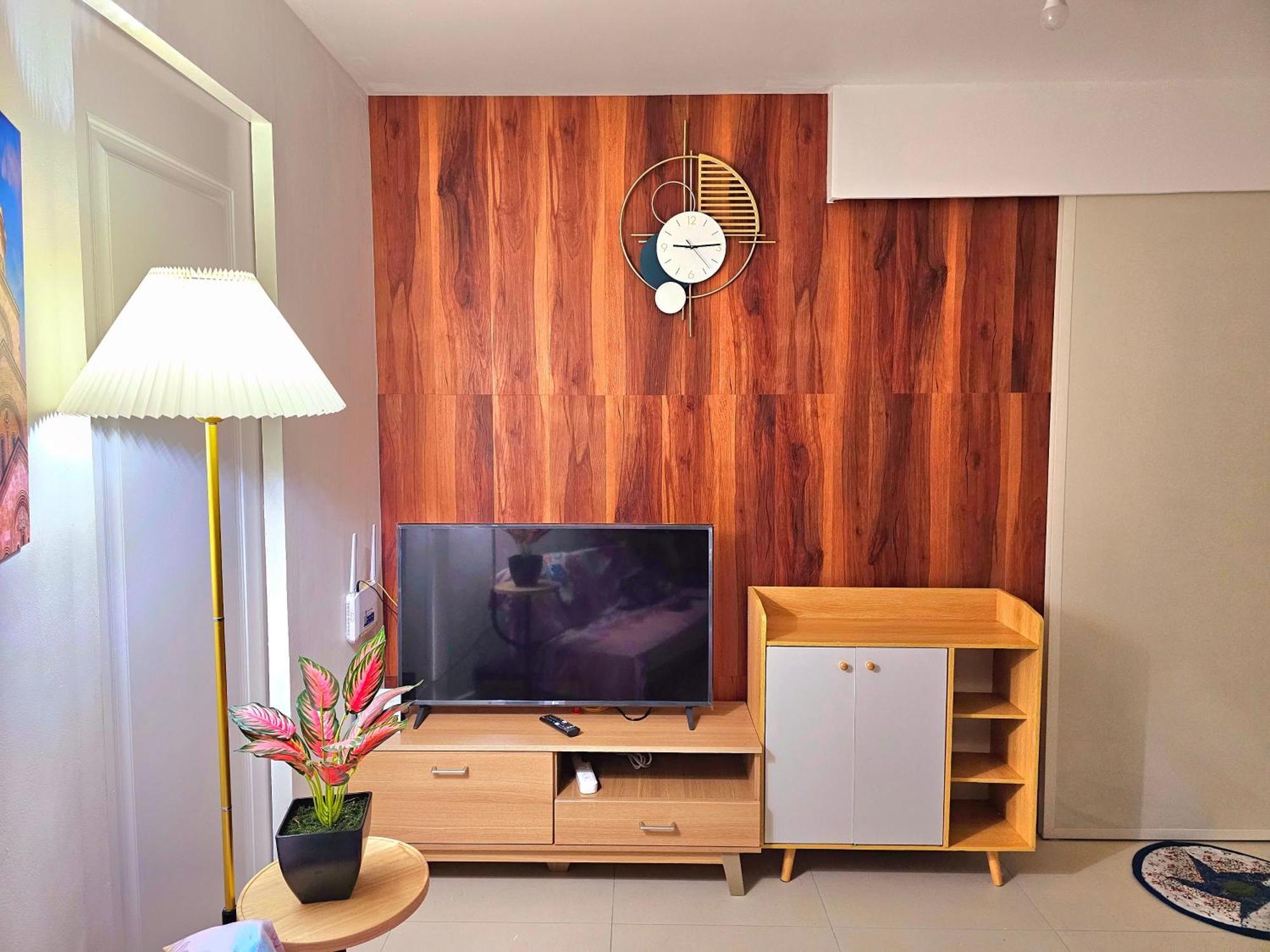 Acellyne'S Suites At The Residences At Commonwealth By Century Quezon City Esterno foto