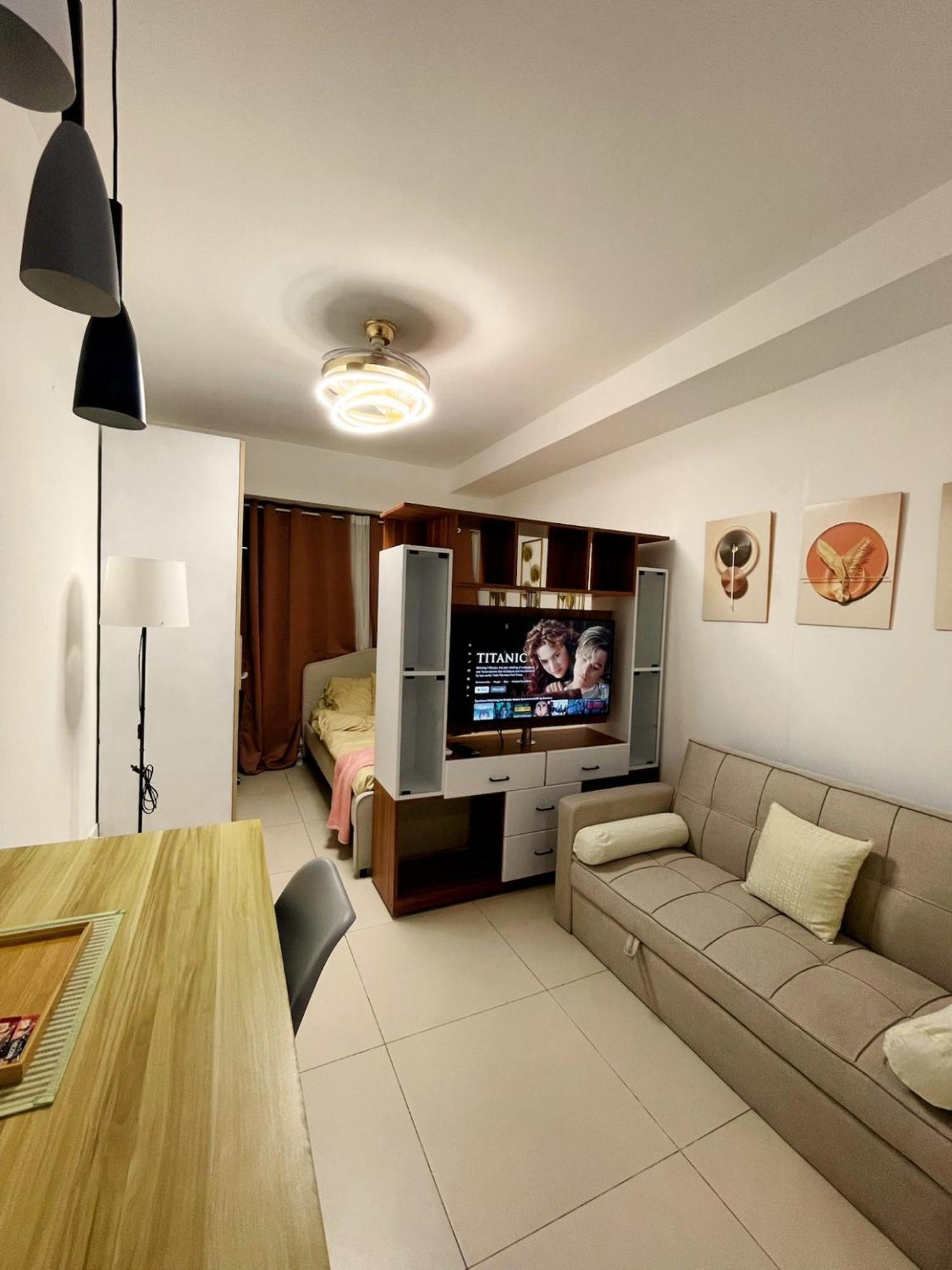 Acellyne'S Suites At The Residences At Commonwealth By Century Quezon City Camera foto