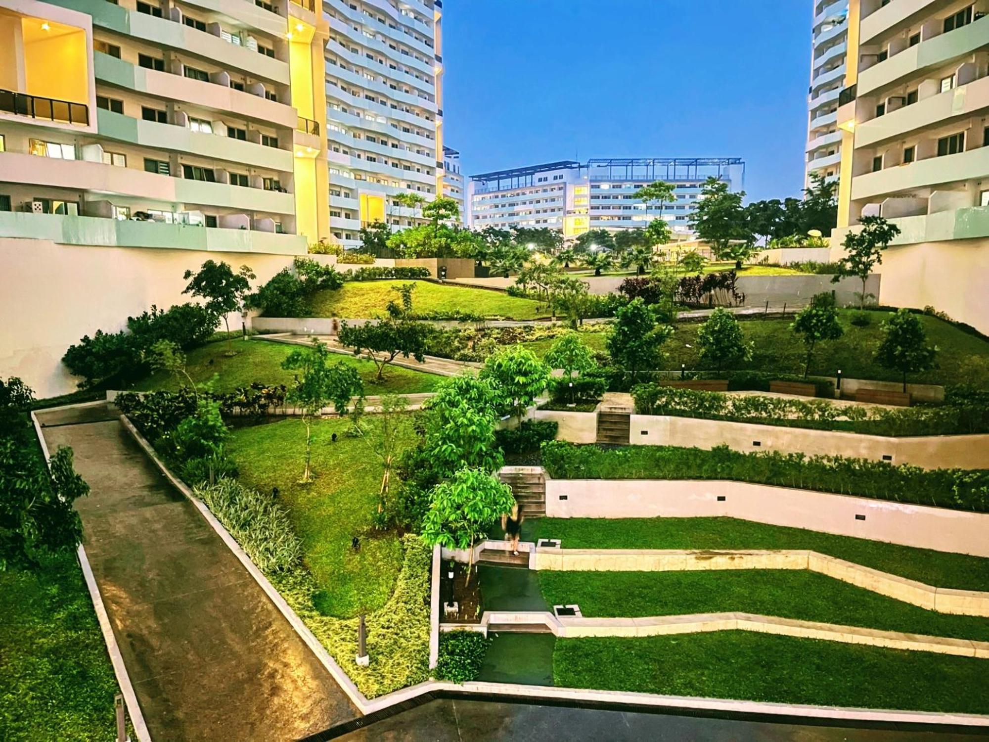 Acellyne'S Suites At The Residences At Commonwealth By Century Quezon City Esterno foto