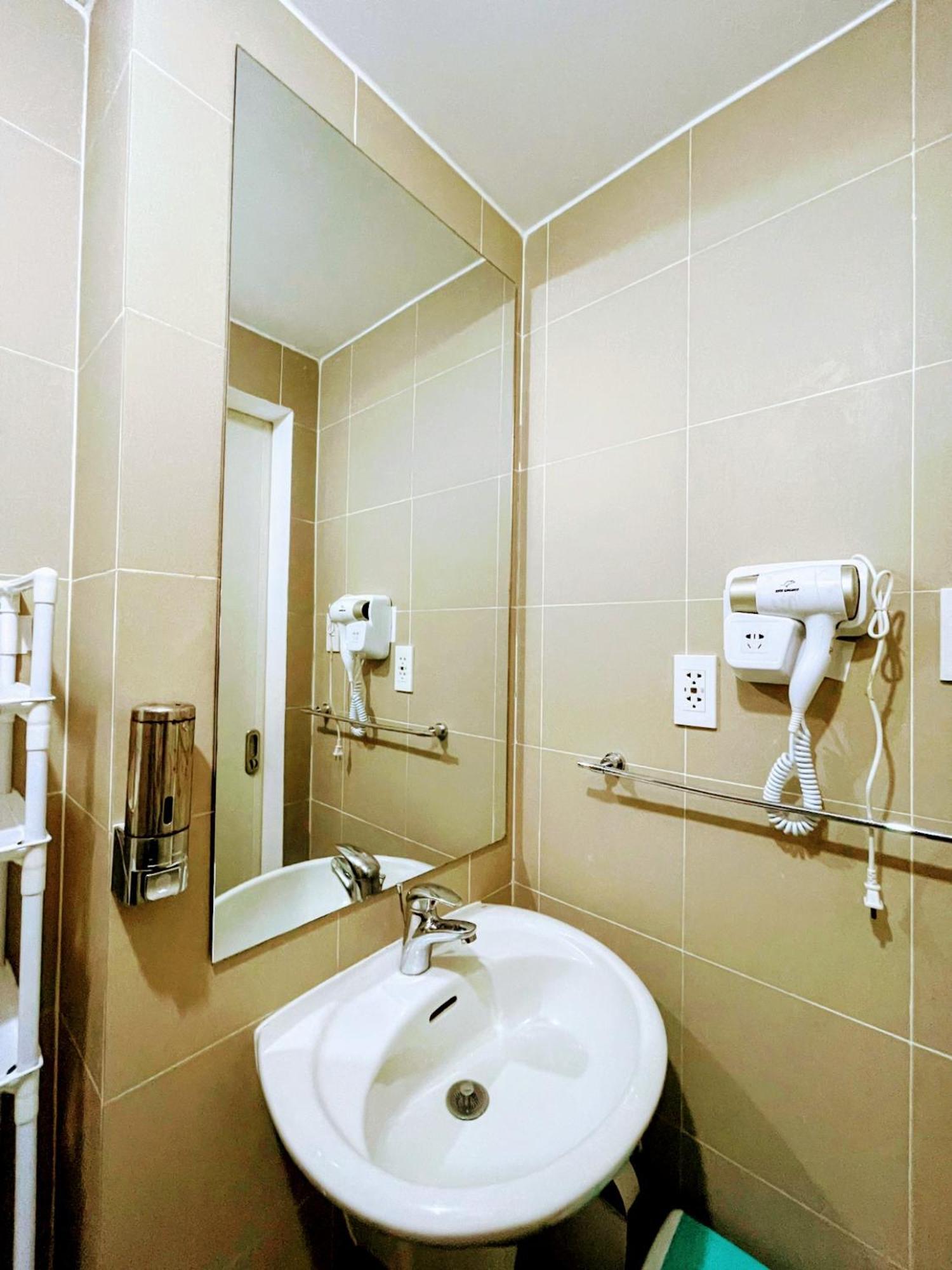 Acellyne'S Suites At The Residences At Commonwealth By Century Quezon City Camera foto