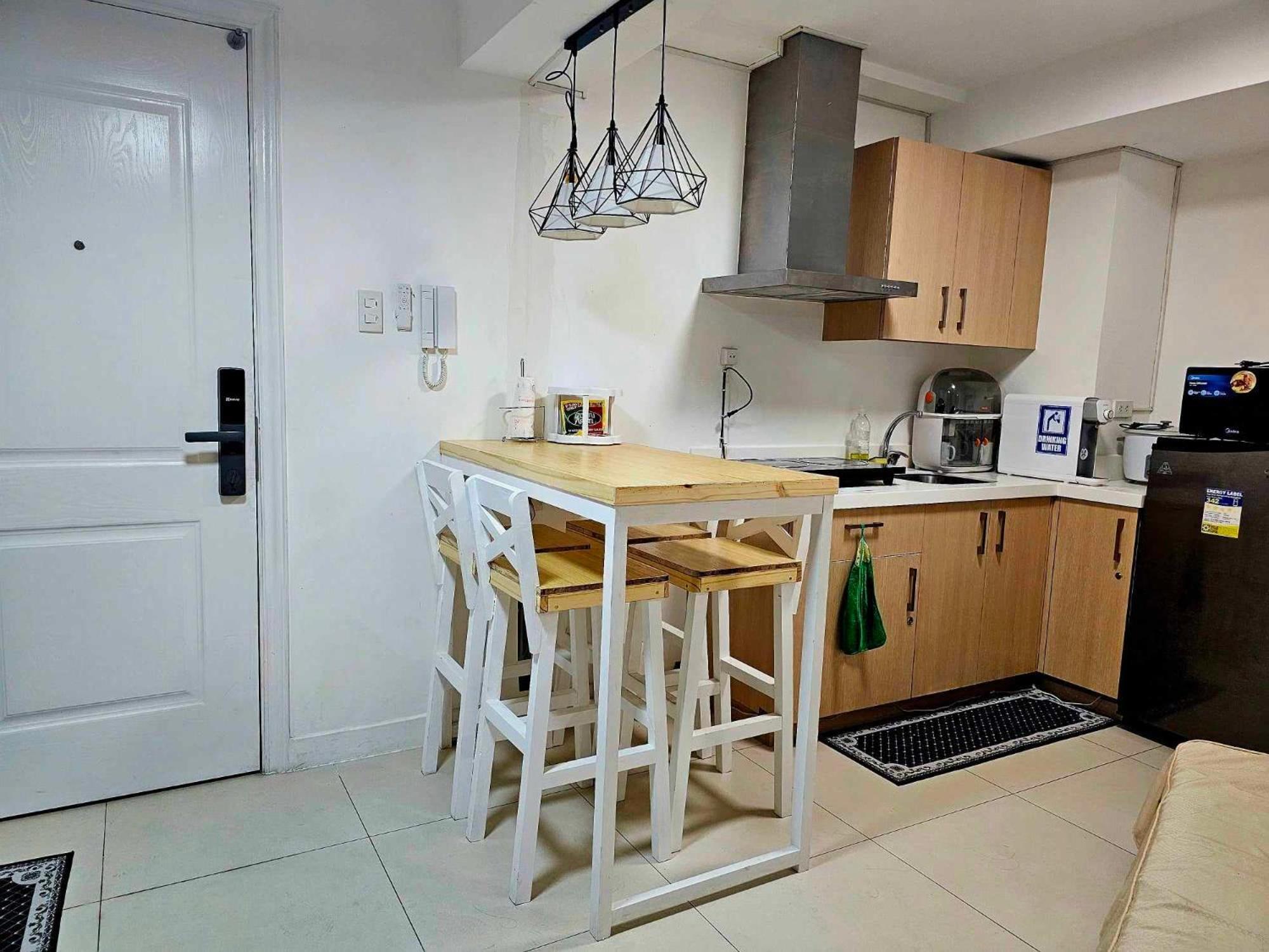 Acellyne'S Suites At The Residences At Commonwealth By Century Quezon City Esterno foto
