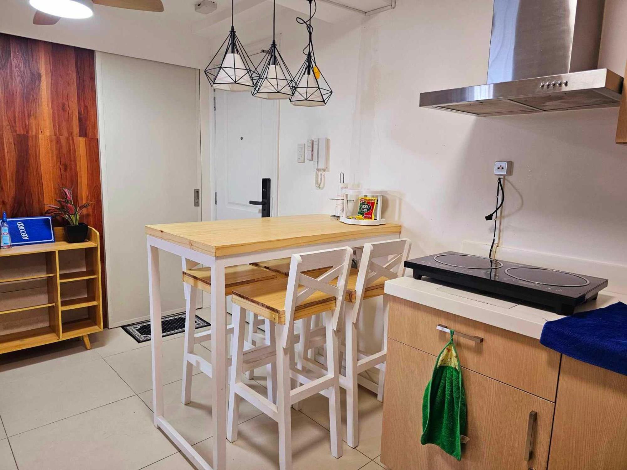 Acellyne'S Suites At The Residences At Commonwealth By Century Quezon City Esterno foto