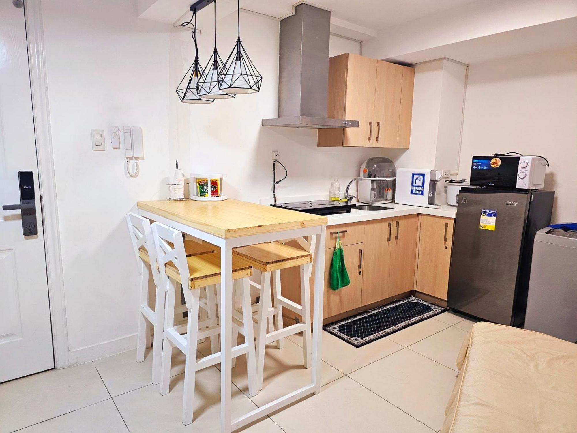 Acellyne'S Suites At The Residences At Commonwealth By Century Quezon City Esterno foto
