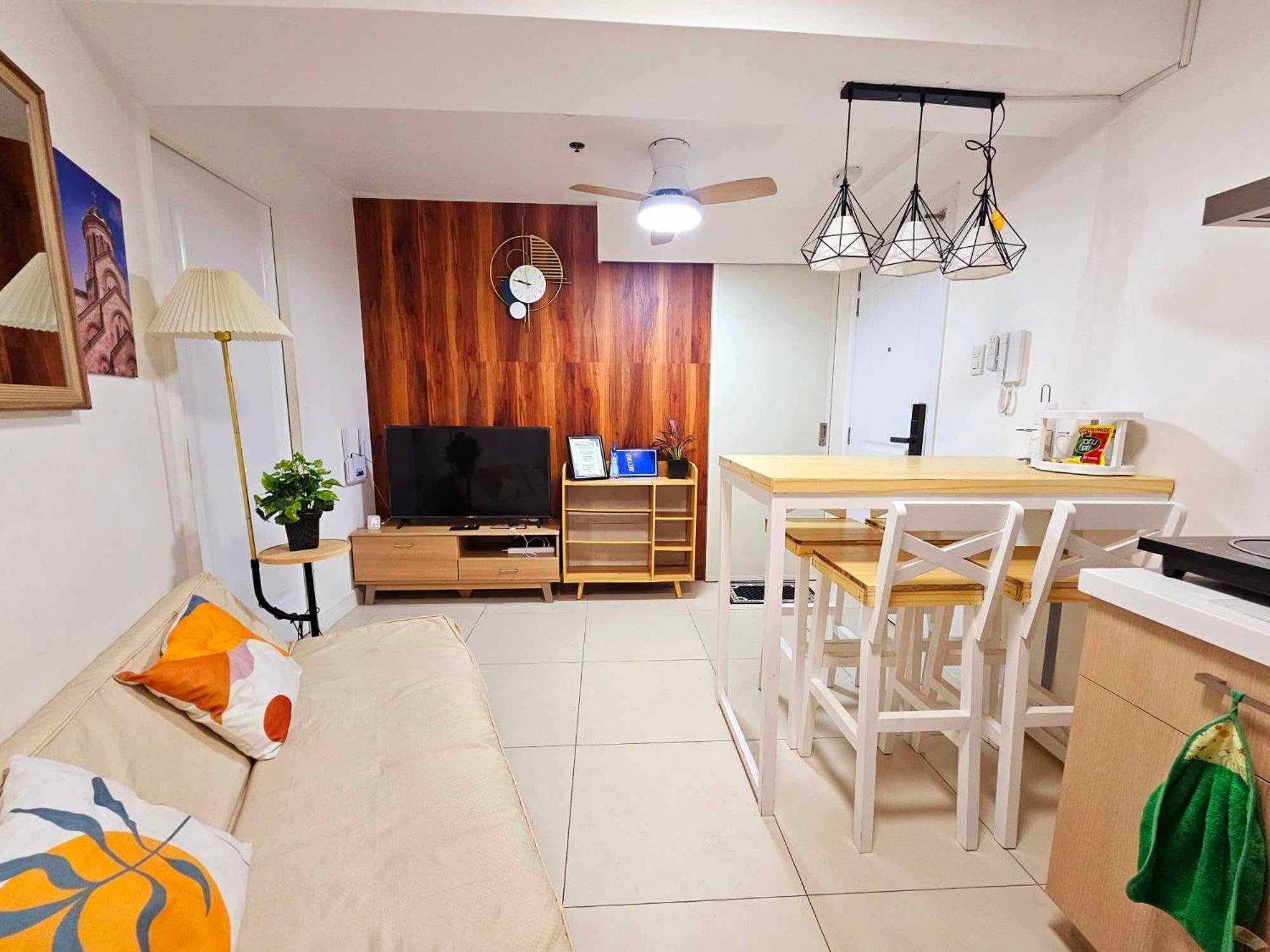 Acellyne'S Suites At The Residences At Commonwealth By Century Quezon City Esterno foto