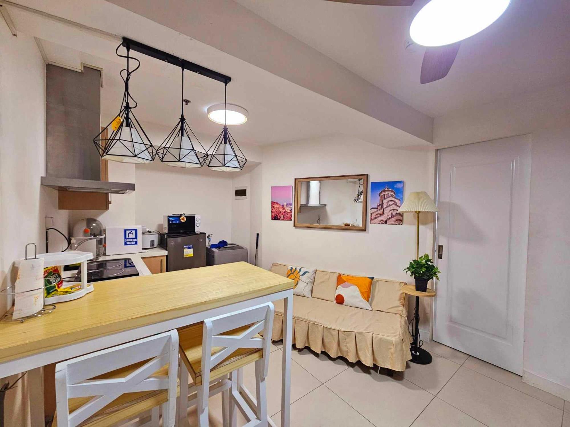 Acellyne'S Suites At The Residences At Commonwealth By Century Quezon City Esterno foto
